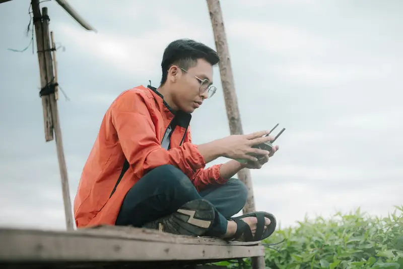 Produtor rural usando o tablet no campo