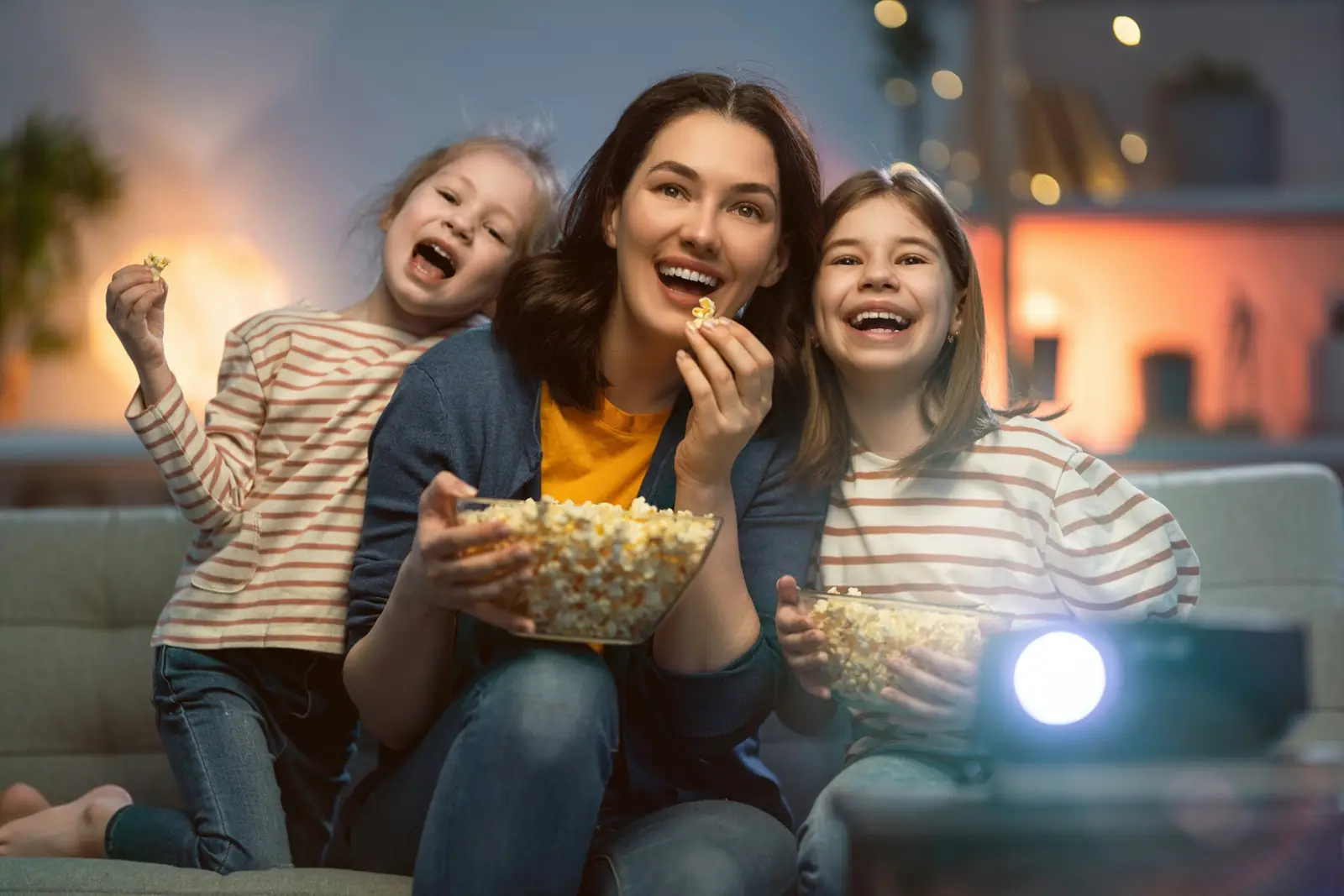 Pessoas assistindo streaming na TV em casa