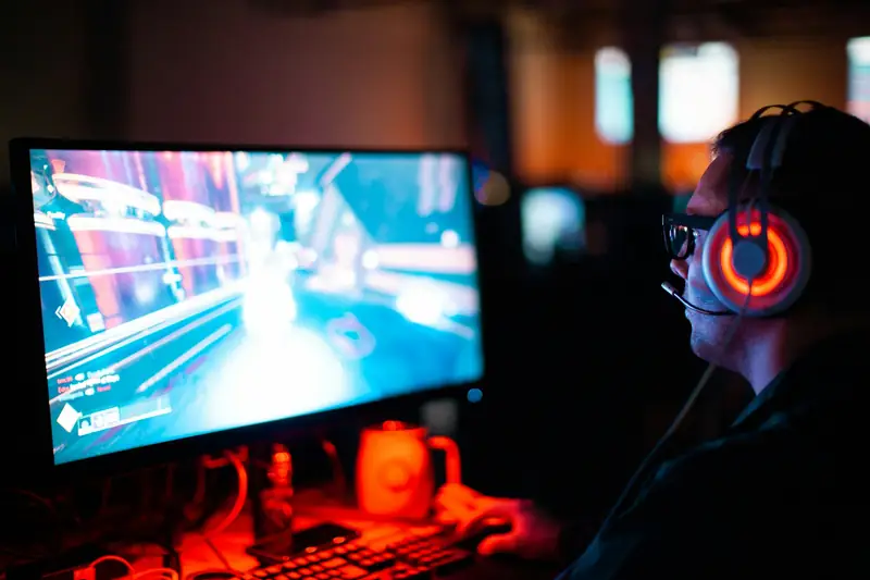 Jogador com headset jogando online