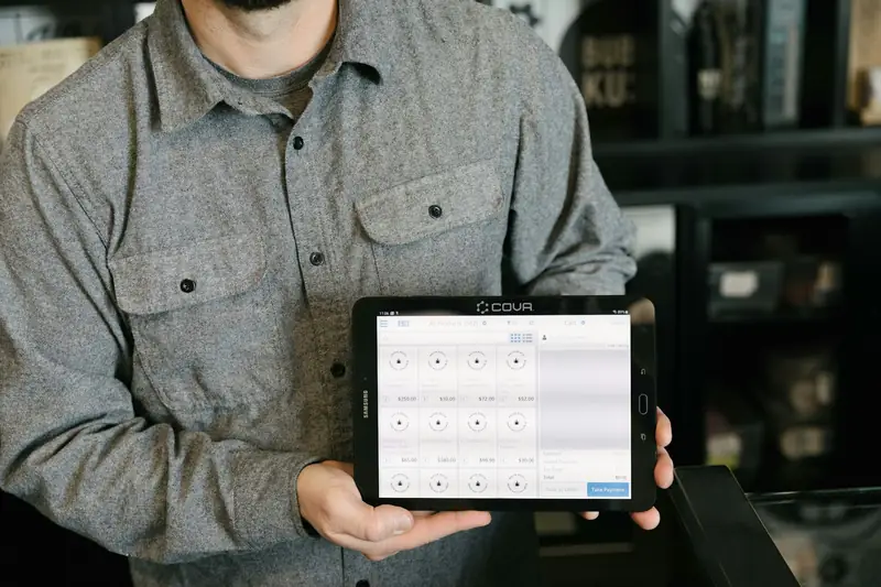 Profissional usando tablet em um galpão