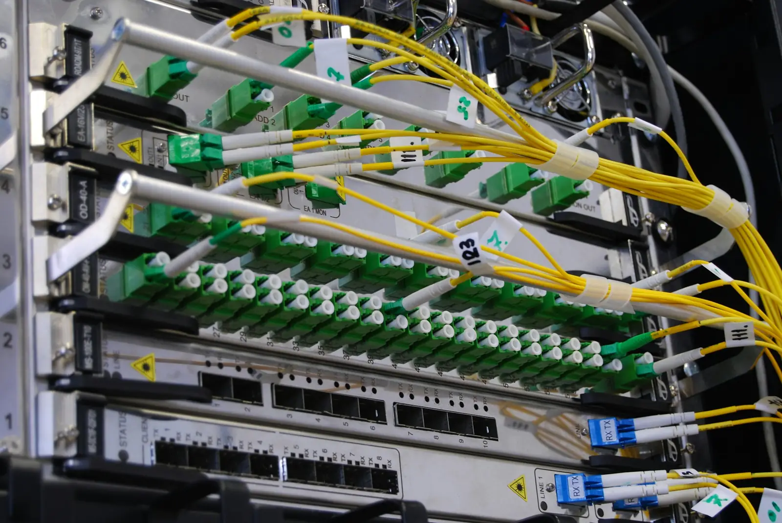 Técnico instalando os serviços