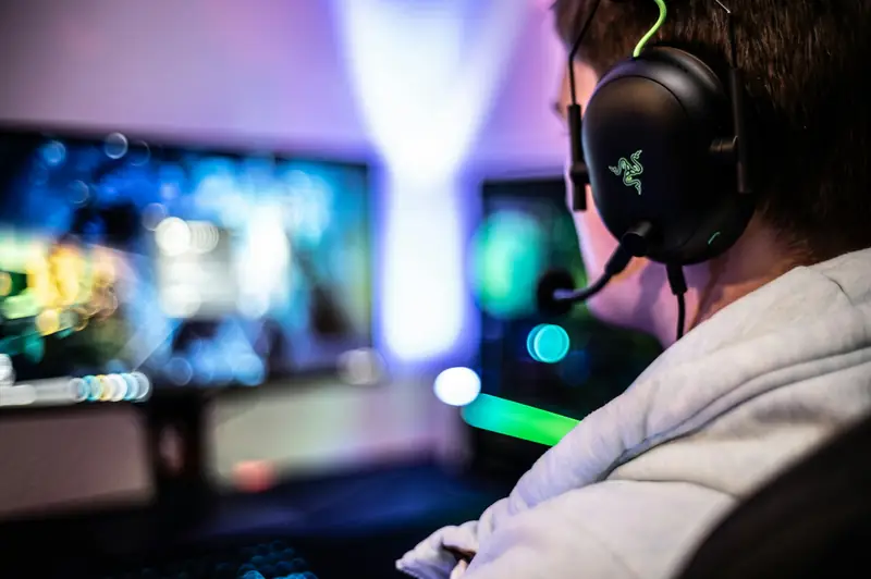 Streamer com headset e luzes neon