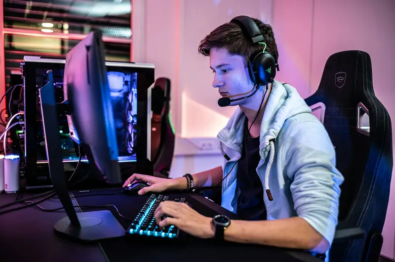 Jogador em partida competitiva no PC