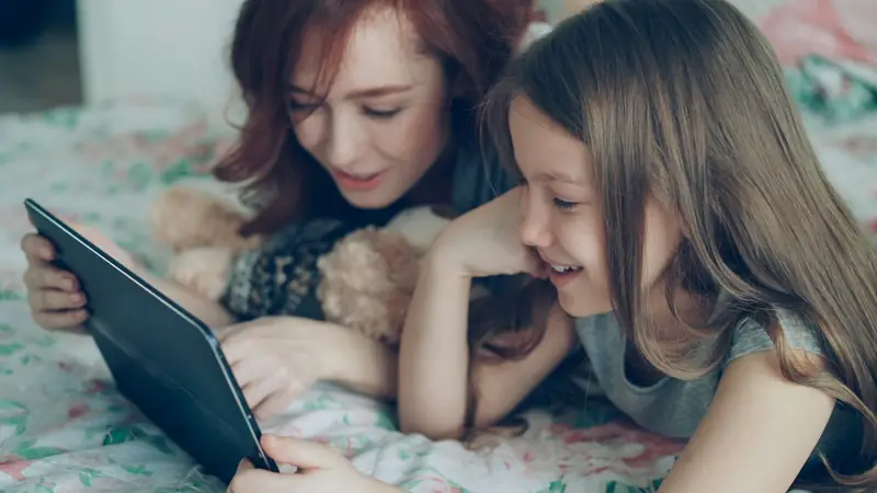 Meninas jogando no tablet