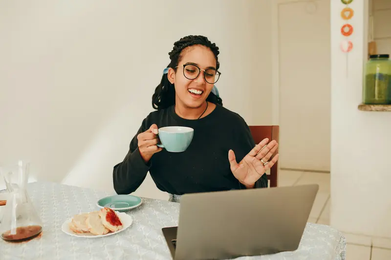 Mulher em reunião online em casa