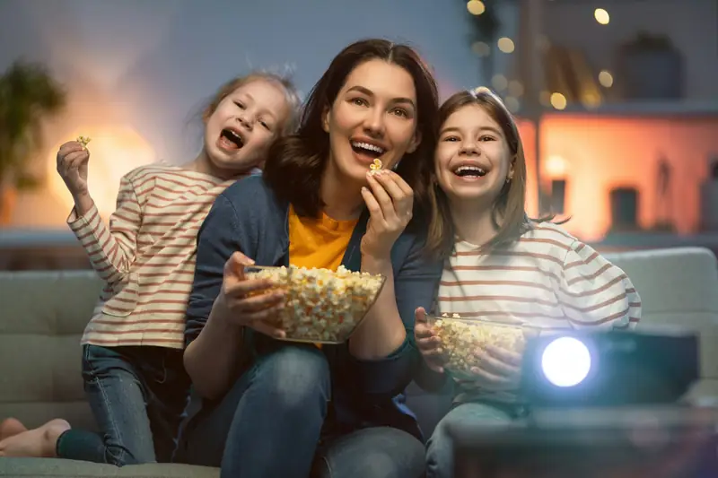 Mãe e filhos assistindo filme