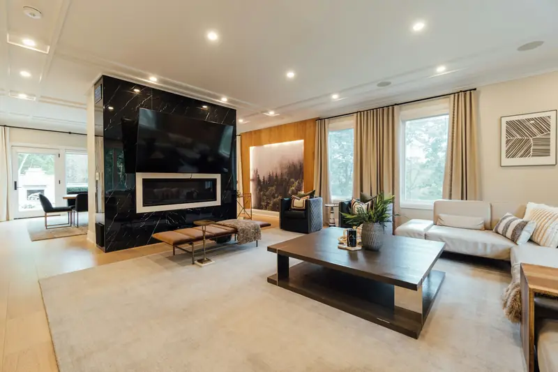 Sala ampla com TV e sofá